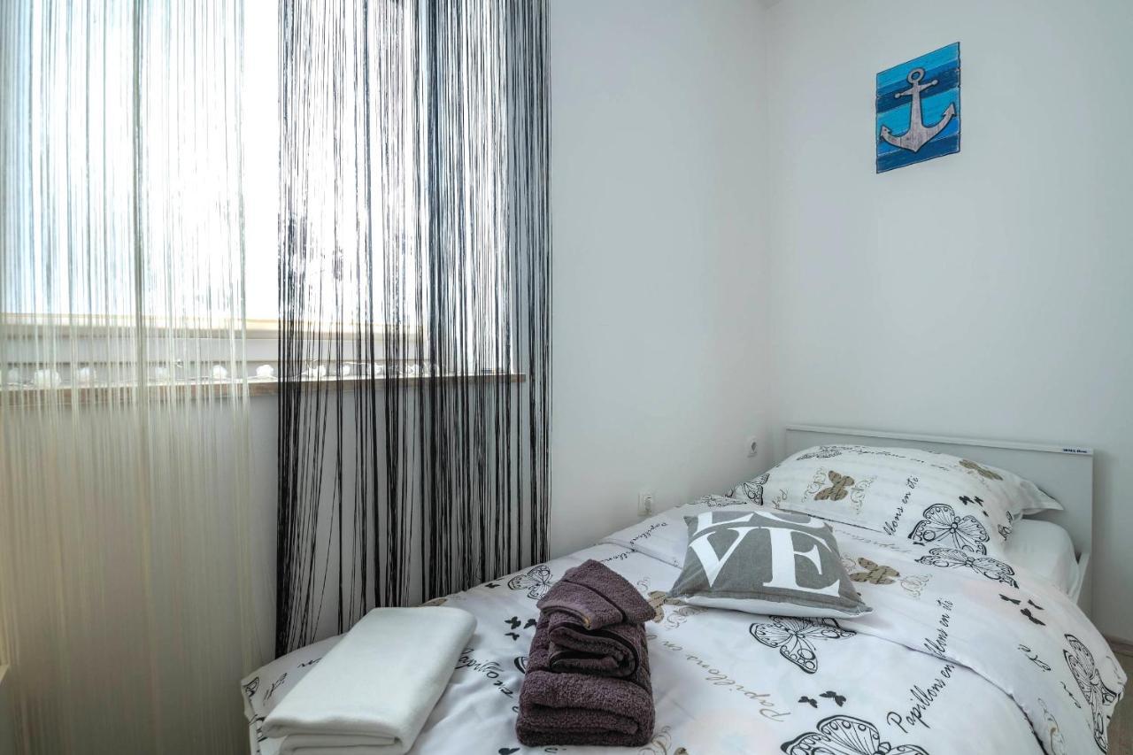 Apartment Petra Pula Exterior photo