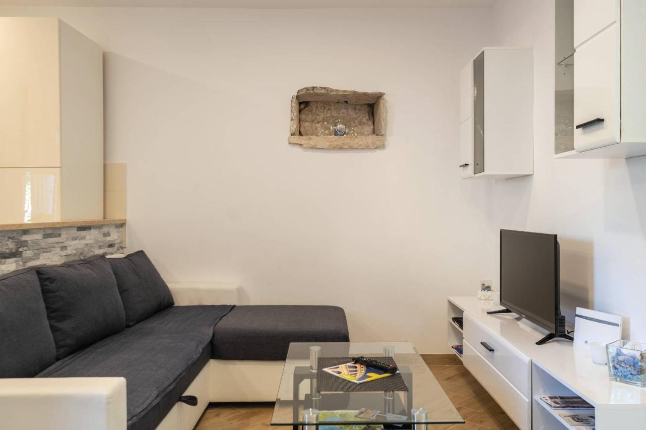 Apartment Petra Pula Exterior photo